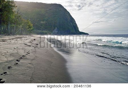 Praia de areias vulcânicas na ilha grande em tempo tempestuoso. Havaí. ESTADOS UNIDOS DA AMÉRICA