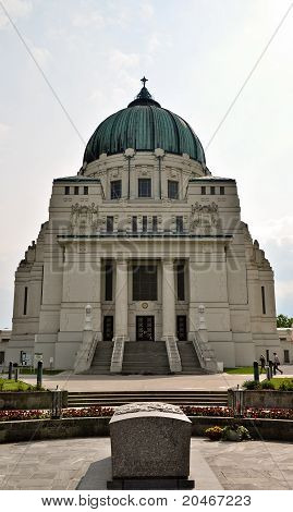 Imponente iglesia de Art Nouveau en el cementerio Central de Viena
