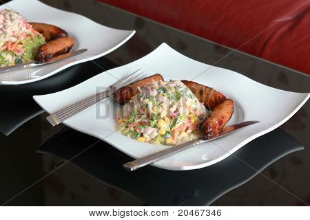 salsichas e salada