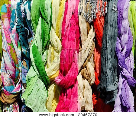 Coloridas bufandas en un Rack