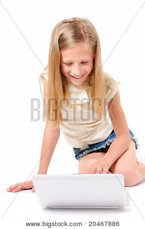 Kislány fehér háttér laptop