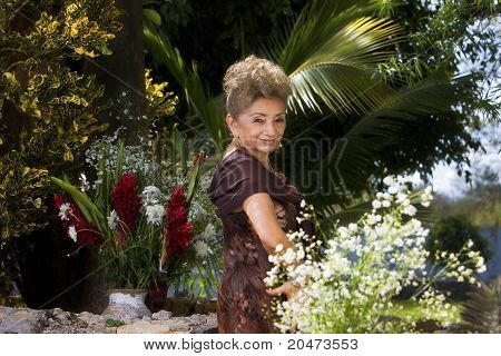 Elegante vrouw in haar tuin