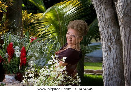 Donna elegante nel suo giardino