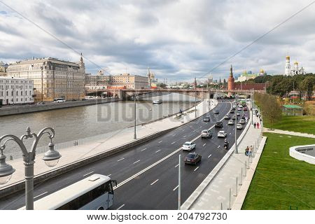 Above View Of Traffic On Moskvoretskaya Embankment