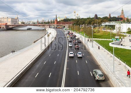 Tourists And Cars On Moskvoretskaya Embankment