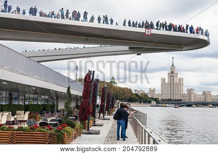Moskvoretskaya Embankment And Floating Bridge