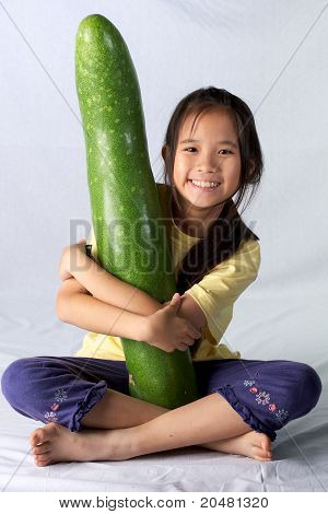 สาวมีความสุขกับแตงกวายักษ์ของเธอ