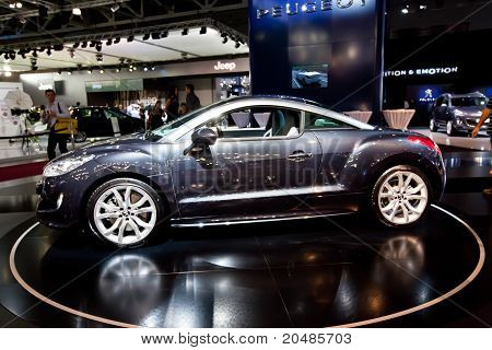 Moskva, Rusko - 25. srpna: Šedé auto Peugeot Rcz na mezinárodní veletrh Interauto Moskva na Au