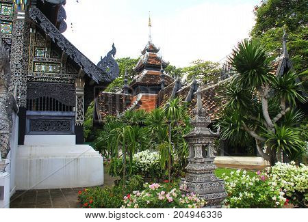 Traditional Thai temple garden in Chedi Luang