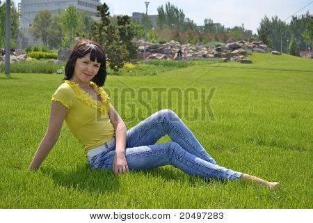 Niña en la hierba