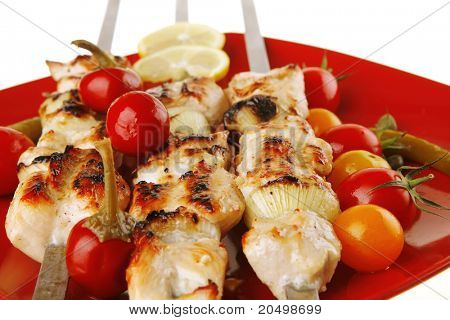 frisk stegt shish kebab på røde fad