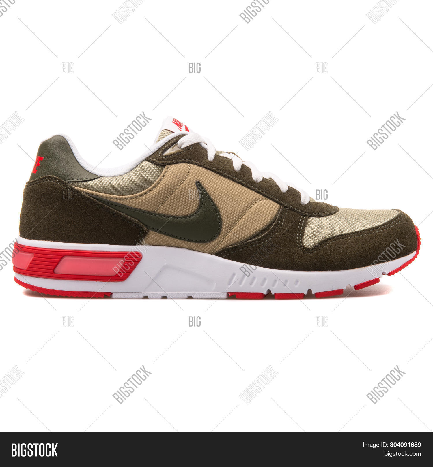 nike black 'nightgazer q3' trainers