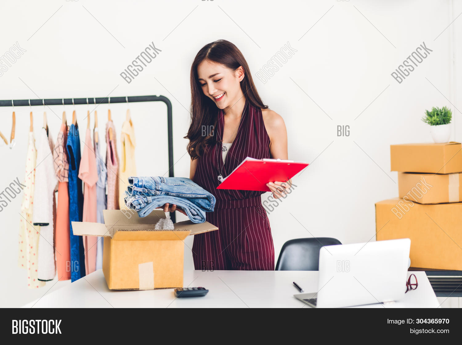 Как стать самозанятым и людям помогать вещи заказывать с интернета. Можно ли самозанятому продавать одежду. Маркетолог e-commerce. Как оформить самозанятость. Бизнес онлайн магазин и продажи одежды.