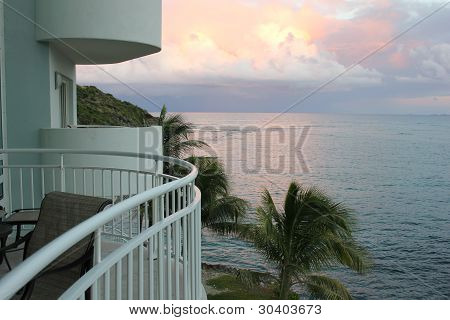 Západ slunce nad Carribean při pohledu z Balxony na maják 3C při pohledu směrem k Westin Resort