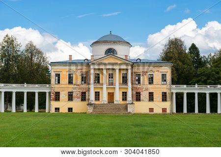 Architectural Ensemble Manor Znamenskoye-rayok. The Manor House And The Circular Colonnade Connectin