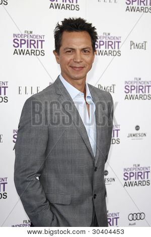 SANTA MONICA, CA - 25 de fevereiro: Benjamin Bratt 2012 filme Independent Spirit Awards em 25 de fevereiro,