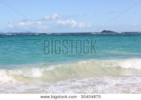 Mar dei Caraibi con sfumature splendide acque blue e St. Barts in distanza
