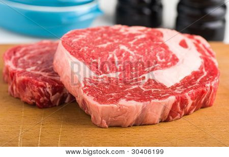 Raaka Ribeye pihvi