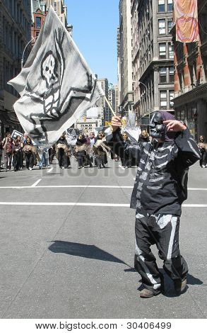 Skelett kostümierte Führer in anti-Krieg März in Manhattan, 4 l/29/06