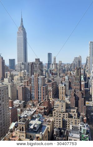 Empire State Building nel paesaggio urbano di Manhattan Mid-Town