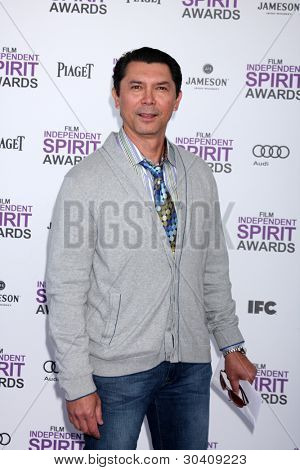 Los Angeles feb 25: Lou Diamond Phillips kommt bei der 2012-Film independent Spirit bei th Awards