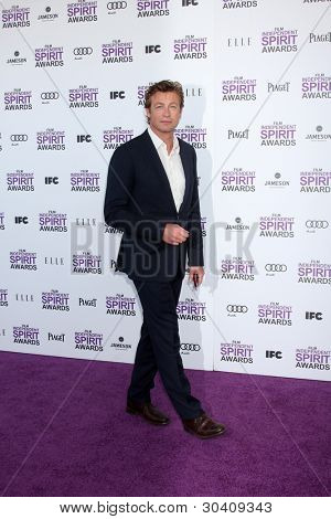 LOS ANGELES - FEB 25: Simon Baker přijde v roce 2012 Film Independent Spirit Awards na pláž o