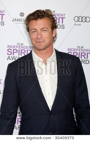 LOS ANGELES - FEB 25: Simon Baker přijde v roce 2012 Film Independent Spirit Awards na pláž o