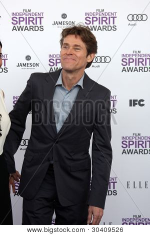 LOS ANGELES - 25 FEB: Willem Dafoe arriva al 2012 Film Independent Spirit Awards at the Beach 