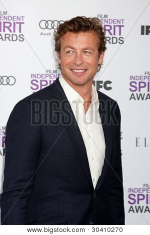 LOS ANGELES - FEB 25: Simon Baker přijde v roce 2012 Film Independent Spirit Awards na pláž o