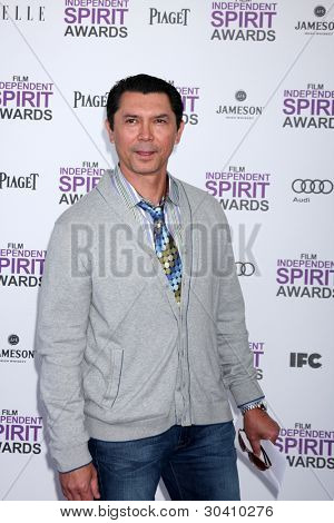Los Angeles feb 25: Lou Diamond Phillips kommt bei der 2012-Film independent Spirit bei th Awards
