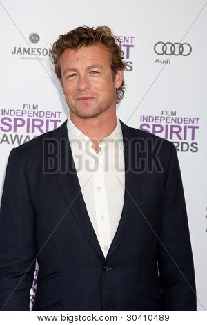 LOS ANGELES - FEB 25: Simon Baker přijde v roce 2012 Film Independent Spirit Awards na pláž o
