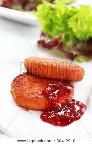 Camembert อบกับซอสแครนเบอร์รี่ผสมสลัด