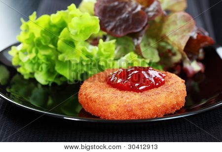 Camembert อบกับซอสแครนเบอร์รี่ผสมสลัด
