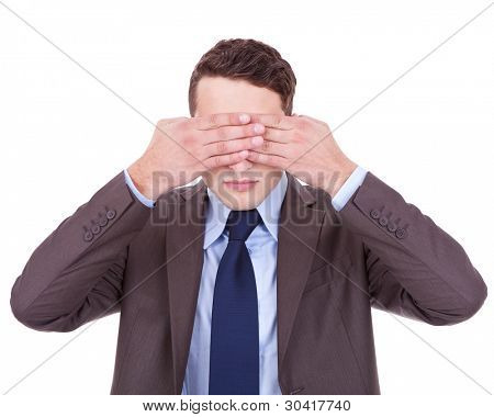 homme d'affaires ne fait le voir aucun geste mal over white. jeune homme d'affaires couvrant ses yeux avec Salut