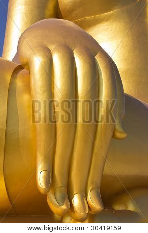 Grande mano dell'immagine grande Buddha nel tempio di Thailandia