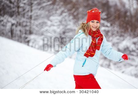 Donna in esecuzione attraverso la neve