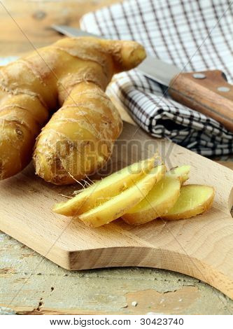 Friss gyömbér gyökér, egy vágódeszka
