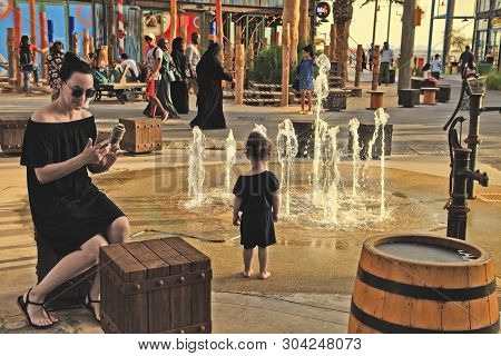 La Mer In Dubai, Uae - May 06, 2018: New Beachfront District With Shopping And Restaurants In Jumeir