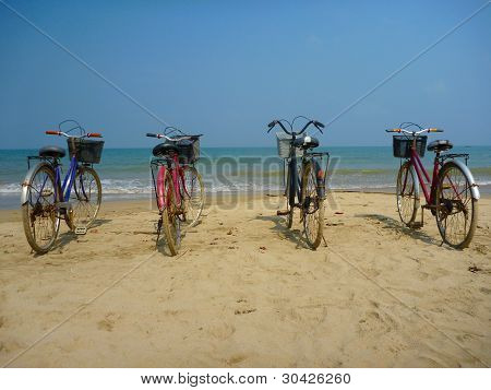 Cykler på stranden på søndag i Myanmar