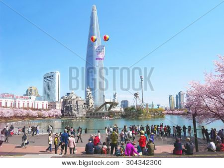 Seoul, South Korea - April 8, 2019: Lotte World Tower At Seokchon Lake Park And Cherry Blossom Festi