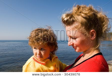 Madre e figlia al mare.