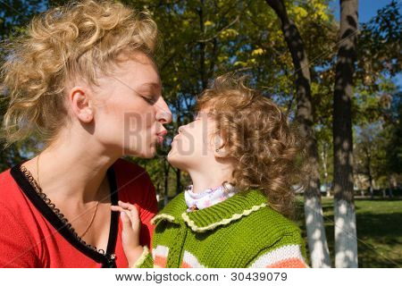 Mamma bacia la figlia.