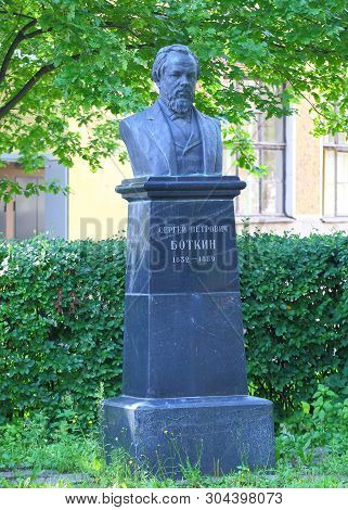 A Monument To Botkin Mirgorodskaya Ulitsa Saint Petersburg Russia August 2017