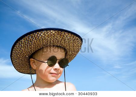 Boy(Hat,Sunglasses) em um fundo do céu