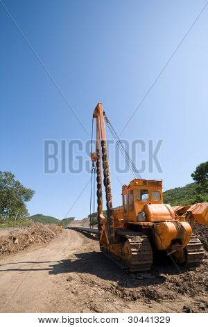 Construção de um novo oleoduto.Máquina torcer tubos (guindaste de pipelaying) em uma tubulação industriais