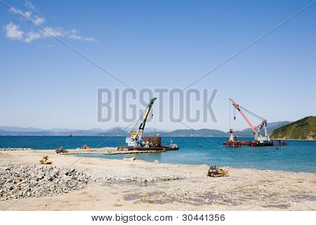 Új seaport (olaj harbor) építése.Úszó daruk.