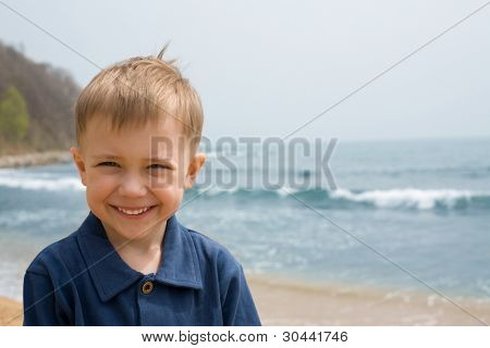 usmíval se chlapce na pozadí sea.boy 4 roky