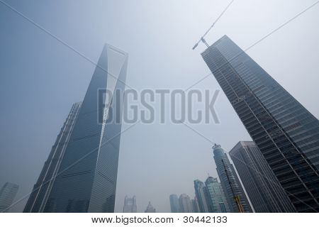 루자쭈이 금융 & 상하이 무역 지역. 중국입니다. 왼쪽 높은 빌딩 상하이 세계 지 느 러 미