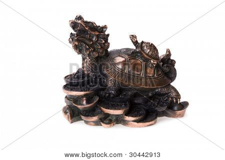 Dragon-skildpadde med en lille skildpadde shell på stande på mønter - et symbol på velstand og succ