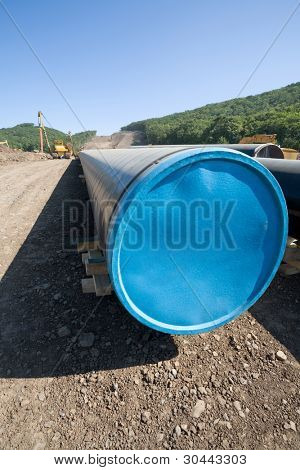 Oleoduto novo construção.Máquina torcer tubos (guindaste de pipelaying) em uma construção.
